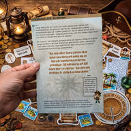 Piraternas berättelse, det guldfärgade meddelandet och förberedelseråd på svenska. Handen, sjökortet och piratrekvisitan är bevarade.